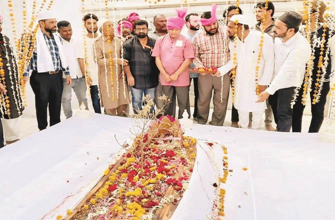 Prakash Ambedkar at Aurangzeb`s grave (File Photo)